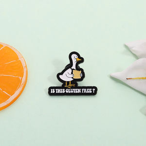 Ist das Gluten Free Emaille Pin Cartoon Ente hält Brot Brosche Funny Food Badge Geschenk Schmuck Großhandel - Product Image 2