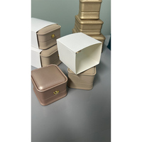 Boîte à bijoux élégante en cuir PU personnalisée avec décoration couronne pour bracelet, boucles d'oreilles et bague, idéale pour mariage et Saint-Valentin