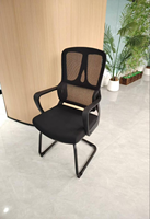 Chaise pivotante ergonomique en tissu pour salle à manger au design moderne avec cadre en acier inoxydable et accoudoirs fixes