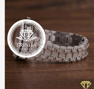 Reloj de Diamantes Moissanite con Esfera Redonda Personalizado, Piedras Brillantes con Claridad VVS, Diseño de Lujo Totalmente Cubierto de Diamantes, al Mejor Precio - Product Image 2