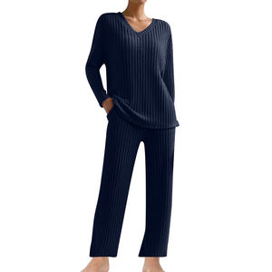 ชุดเซ็ตสองชิ้นสำหรับผู้หญิง คอวี แขนยาว สไตล์ชิคสำหรับฤดูใบไม้ร่วง เสื้อคอสูง กางเกงขายาวทรงหลวม ชุดลำลองสำหรับวันพักผ่อน - Product Image 1