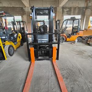 Chariot élévateur Toyota 30 d'occasion, 3 tonnes, mini, bon état, d'origine japonaise, avec moteur et moteur, prix avantageux - Product Image 2