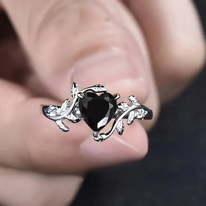 Anello con Design a Foglia e Cuore Nero, Stile Gotico per Donne - Product Image 2