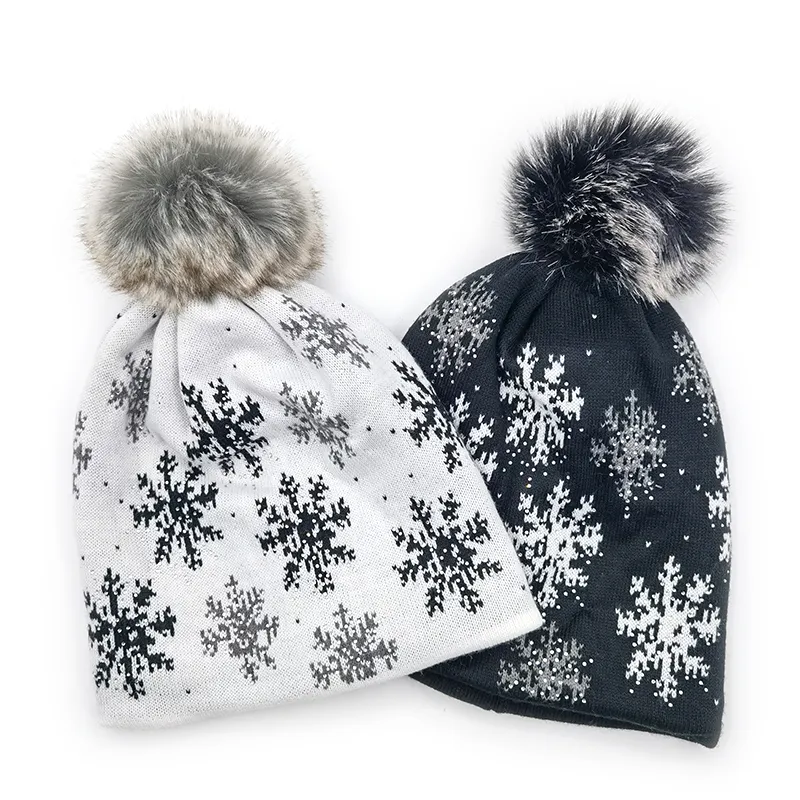 Damenmode Custom Jacquard gewebte Schneeflocke Logo Pom Pom Bling Strass Damen Phantasie Winter hüte Strick mütze mit Pompon