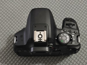 กล้อง Canon EOS 850D ชุดคอมโบพร้อมเลนส์ 18-135 มม. ความละเอียด 24.1MP ระบบ APS-C กล้องดิจิตอล ถ่ายวิดีโอ 4K พร้อมการ์ด SD ลดราคาพิเศษ - Product Image 2