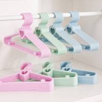 Cintres pour vêtements d'enfants en plastique PP coloré, personnalisables, légers, peu encombrants, de haute qualité, épaissis et antidérapants pour bébés, vente en gros