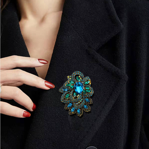 Broche Feminino Retrô Europeu e Americano com Cristais e Strass Exagerados, Acessório para Casaco e Terno, Presente para Festa - Product Image 1