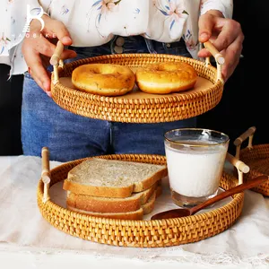 手工制作的天然圆形柳条编织储存食品上菜篮藤制托盘，带木柄