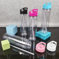 Entrepôt aux États-Unis Bouteille d'eau de 16oz en plastique transparent à double paroi sans Bpa pour enfants avec paille à rabat colorée et couvercles