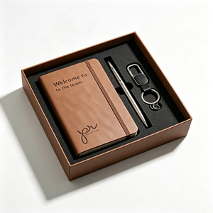 Set de Regalo Personalizado 3 en 1: Cuaderno A5 Morado Moderno con Bolígrafo y Llavero, Diseño de Bienvenida al Equipo - Product Image 1