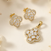 Parure de bijoux ZG : Collier pendentif trèfle à quatre feuilles creux et boucles d'oreilles clous en CZ Moissanite – Collection Trèfle Tendance