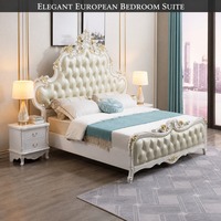 Europäischer Stil Komfortables Luxus-Softbett Gummibaumholzrahmen Mikrofaser-Leder Gepolstertes Kopfteil Goldgeschnitztes Kingsize-Schlafzimmer
