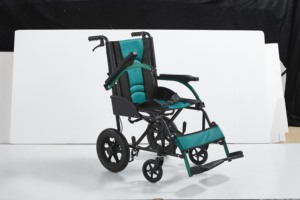 Silla de Ruedas Plegable con Ruedas de Goma Sólida que Absorben los Impactos para Personas Mayores con Movilidad Limitada - Product Image 5