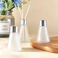 Kit d'aromathérapie domestique en gros, nouvelle arrivée, flacon en verre conique de 30 ml et 50 ml avec bouchon couronne, ensemble diffuseur d'huiles essentielles à bâtonnets