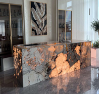 Îlot de cuisine en granit Pandora avec éclairage LED, comptoir en pierre naturelle, table îlot cascade de luxe sur mesure pour villa et bar à domicile