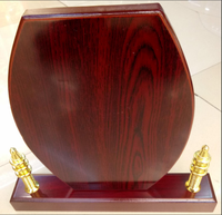 Plaque de bouclier en bois de vente directe d'usine de Wenzhou pour la plaque de récompense de souvenir en métal émaillé doux la planche de bois peut être personnalisée