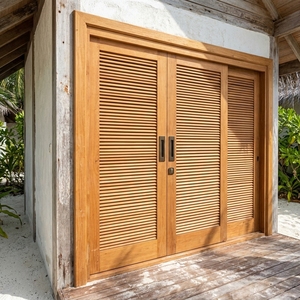 Puertas Dobles de Entrada Exteriores de Madera de Teca y Caoba Maciza con Listones Horizontales - Product Image 3