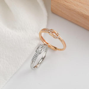 Joyería al por Mayor de Alta Calidad, Anillo Ajustable con Cristales Pavé y Nudo de Amor Retorcido para Mujer - Product Image 3