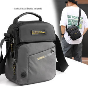 Petit sac à bandoulière carré décontracté pour hommes avec motif à carreaux en cuir - Product Image 2