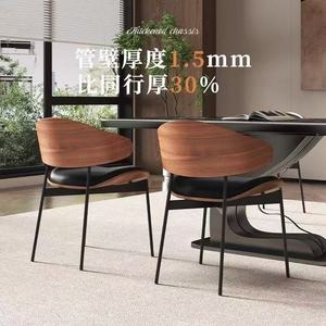 Chaise de salle à manger minimaliste à l'italienne en cuir noir, bois massif vieilli avec dossier haut de gamme pour <span class=keywords><strong>restaurant</strong></span> - Product Image 5