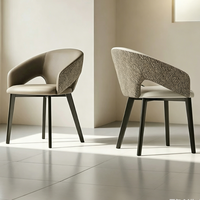 Fauteuil de salle à manger en cuir au design délicat, style italien, avec dossier incurvé élégant et structure en fer massif.