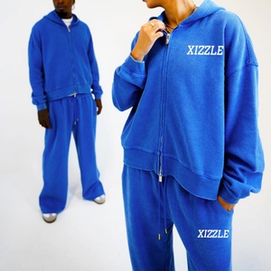 Ensemble de survêtement décontracté bleu confortable avec logo personnalisé, comprenant un sweat à capuche zippé en maille gaufrée surdimensionné et un pantalon de jogging - Product Image 1