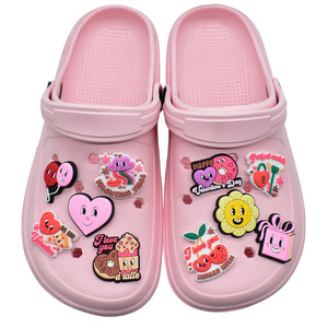 Nieuw Binnen Valentijnsdag Thema Schoen Charme Zachte Pvc Schoen Gesp Zoete Liefde Paar Klomp Charme Klomp Schoen Decoratie Voor Vrouwen