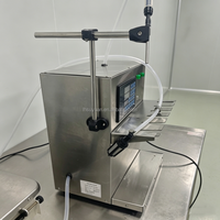 Machine de remplissage verticale semi-automatique à six réservoirs en acier inoxydable pour mini-ligne de production de jus et d'eau en sachets plastiques