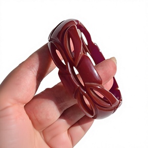 Brazalete de Resina Tallado a Mano, Joyería Artesanal para Mujer, Brazalete para Chicas y Mujeres, Accesorios de Moda con Estilo para Bodas - Product Image 3