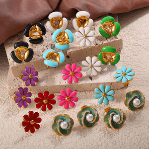 Boucles d'oreilles clous fleur en alliage de zinc et acier inoxydable plaqué or 18 carats avec perle, bijoux de mode pour femme - Product Image 1