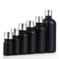 Vente en gros de petites bouteilles en verre noires de forme ronde, écologiques, avec couvercles, personnalisables avec un logo gravé, pour cosmétiques