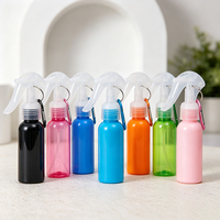 Bouteille de voyage portable en PET de 60 ml (2 oz) avec logo personnalisé, vaporisateur à gâchette, clip de suspension et mousqueton pour liquides cosmétiques