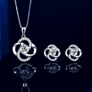 Conjunto <span class=keywords><strong>de</strong></span> Joyería <span class=keywords><strong>de</strong></span> <span class=keywords><strong>Plata</strong></span> <span class=keywords><strong>de</strong></span> Ley S925 con Moissanita, Color D, VVS1, <span class=keywords><strong>Collar</strong></span> <span class=keywords><strong>y</strong></span> <span class=keywords><strong>Aretes</strong></span> con Diseño <span class=keywords><strong>de</strong></span> Trébol, Certificado GRA, Oro <span class=keywords><strong>de</strong></span> 18K para Mujer - Product Image 1