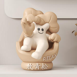 Figurine sculptée en résine de pin peinte à la main, personnage mignon de film et de télévision, ornement de bureau, artefact de décompression - Product Image 4