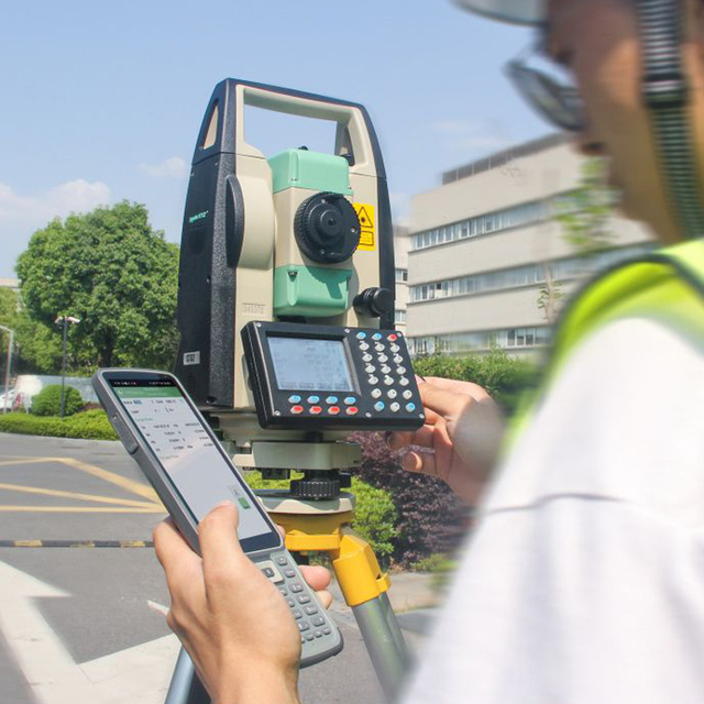 Professional SingularXYZ STS2 Total Station GNSS 5000M Range Surveying Total Station Device for Road Construction Projects