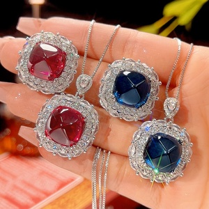 Parure de bijoux de fête pour femme en cuivre écologique, avec zircone cubique rouge et bleue 14*14mm, style vintage, comprenant un pendentif et des boucles d'oreilles pour banquet - Product Image 3