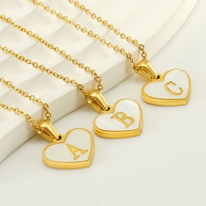 26 lettere inglese collana conchiglia d'<span class=keywords><strong>amore</strong></span> femminile <span class=keywords><strong>tutto</strong></span> in acciaio inox lettera ciondolo all'ingrosso - Product Image 1