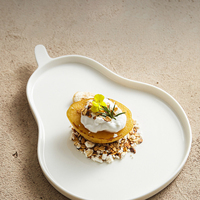 Assiette à dessert en porcelaine esthétique en forme de poire, créative et minimaliste, motif silhouette de fruit, en céramique écologique brillante, pour snacks, salades et fêtes