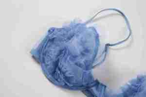 Ensemble de lingerie personnalisé en maille transparente à volants, soutien-gorge et culotte bleu poussière à armatures, fabricant OEM ODM - Product Image 5