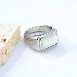 Bagues épaisses personnalisées en gros, étanches, avec incrustation de coquillage blanc, plaquées or 18 carats, en acier inoxydable pour femmes - Product Image 5