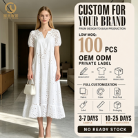 Gaun Wanita Polos V-Neck Lengan Pendek Panjang Lantai Model Longgar dengan Ruffle di Bagian Bawah dan Bordir Lubang-Lubang di Samping, OEM/ODM Custom Putih