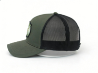 Topi Trucker Unisex TOPCAP Premium Custom Berbahan Twill Mesh Bernapas Warna Hijau Zaitun dengan Bordir Tanduk Banteng, Cocok untuk Hiking dan Kegunaan Kasual