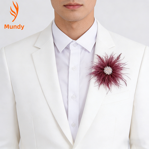 Spilla in Piume di Struzzo Naturali - Perfetta per Look Rinascimentali, Spose, Costumi di Scena, Celebrazioni di Compleanno, Sfilate di Moda - Product Image 3