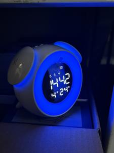 Despertador Inteligente Moderno con Luz de Amanecer Digital y Función de Repetición para Mesita de Noche - Product Image 5