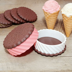 กล่องใส่ขนมไอศกรีมแซนวิช 3 มิ<span class=keywords><strong>ต</strong></span>ิ แบบพิมพ์ 3 มิ<span class=keywords><strong>ต</strong></span>ิ <span class=keywords><strong>ว</strong></span>ัสดุ PLA PETG ใช้เทคโนโลยี FDM สำหรับใส่ขนม ลูกอม ช็อก<span class=keywords><strong>โก</strong></span><span class=keywords><strong>แล</strong></span><span class=keywords><strong>ต</strong></span> บิสกิต หรือดอกไม้ 3.5 กรัม - Product Image 1