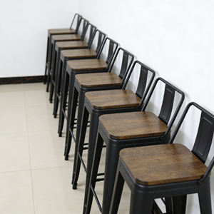 كرسي بار معدني عالي بتصميم صناعي مع مقعد خشبي طبيعي، قابل للتكديس للاستخدام الخارجي، ديكور لوفت، مناسب للبارات والمقاهي والفنادق والمطاعم، تصميم مريح - Product Image 2