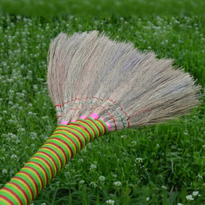 Escoba de hierba natural Eco2go Vietnam, escoba artesanal para interiores, escoba ecológica de cerdas suaves, ligera y duradera para pisos. - Product Image 1