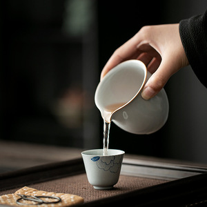 ถ้วยเซรามิกวาดลายด้วยมือ ลายดอกไม้ สำหรับเสิร์ฟชา ผลิตที่เมืองเต๋อฮวา - Product Image 2