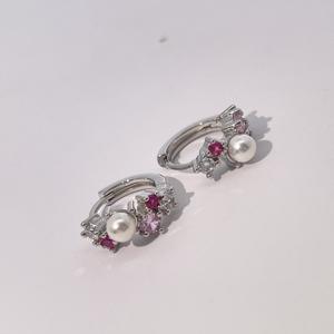 Pendientes de Aro Redondos Clásicos Tianyu Gems para Mujer, Hechos de Latón Chapado en Oro con Circonitas Cúbicas Blancas y Rojas. - Product Image 3