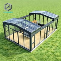 Solárium con Techo de Vidrio Retráctil, Estructura de Aluminio, Puertas Corredizas y Piso de Madera para Patio o Jardín Exterior